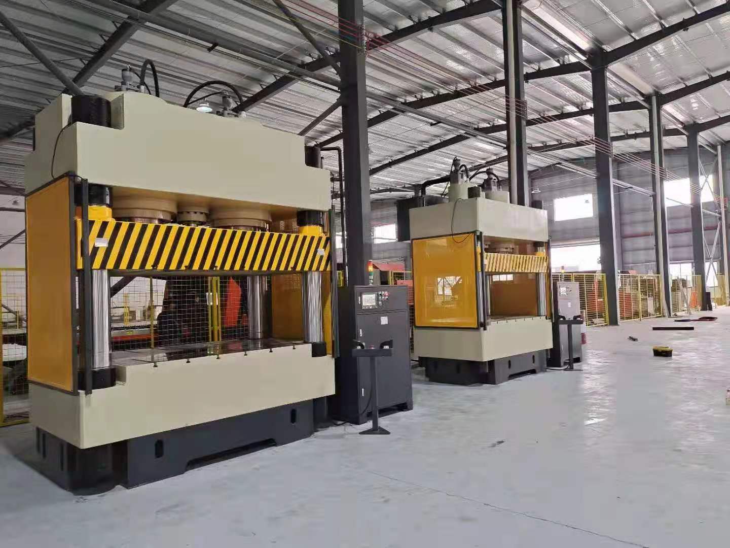 瑞典新訂單600噸和1000噸四柱液壓機